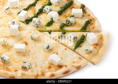 Pizza quatre fromages isolés sur fond blanc. Banque D'Images