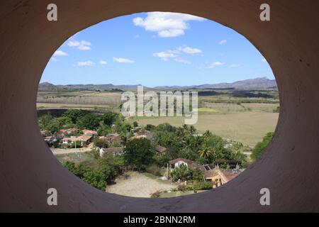 Vue sur la vallée de Los Ingenios (Valle de los Ingenios) depuis la Torre de Manaca Iznaga, sur la plantation de sucre de Manaca Iznaga près de Trinidad, Cuba. Banque D'Images