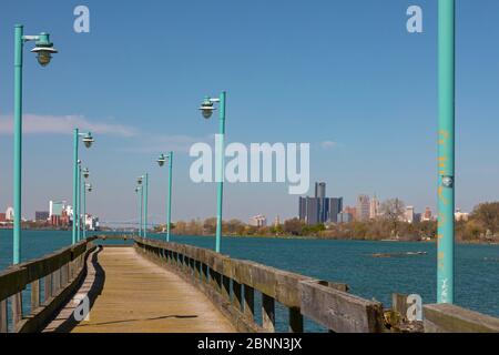 Detroit, Michigan - UN quai de pêche dans la rivière Detroit, au large du parc national Belle Isle. Banque D'Images