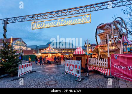 Marché de Noël, Schlossplatz, Stadthalle, heure bleue, décoration de Noël, Aschaffenburg, Franconie, Bavière, Allemagne, Europe Banque D'Images