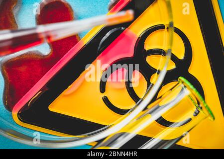 Panneau de danger biologique, boîte de Petri, pipette et tube à essai, photo symbolique du virus corona Banque D'Images