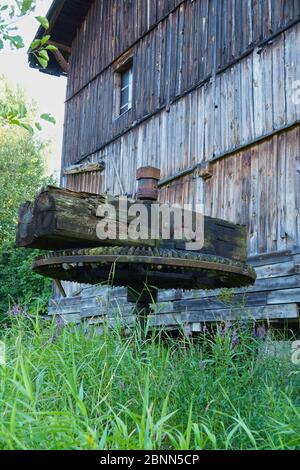 Reste d'un ancien moulin à eau, au premier plan une boîte de vitesses de moulin. Banque D'Images