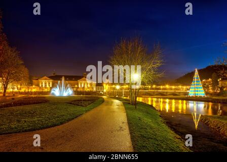 Plus grand sapin de Noël en boîte à bière, record du monde, roseraie, Regentenbau, Ludwigsbrücke, Franconian Saale, Bad Kissingen, Franconie, Bavière, Allemagne, Europe Banque D'Images