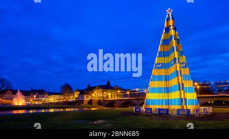 Plus grand sapin de Noël en boîte à bière, record du monde, roseraie, Regentenbau, Ludwigsbrücke, Franconian Saale, Bad Kissingen, Franconie, Bavière, Allemagne, Europe Banque D'Images