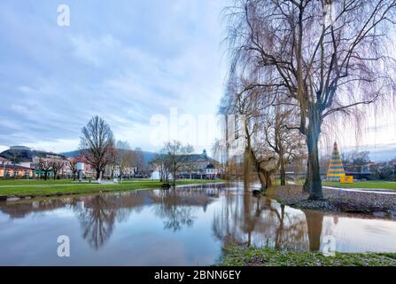 Plus grand sapin de Noël en boîte à bière, record du monde, roseraie, Regentenbau, Ludwigsbrücke, Franconian Saale, Bad Kissingen, Franconia, Bavière, Allemagne, Europ Banque D'Images