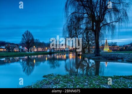 Plus grand sapin de Noël en boîte à bière, record du monde, roseraie, Regentenbau, Ludwigsbrücke, Franconian Saale, Bad Kissingen, Franconie, Bavière, Allemagne, Europe Banque D'Images