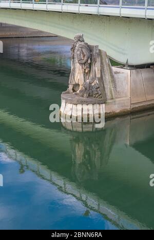 Paris, France - 05 06 2020 : quais de Seine. Reflet du pont d'Alma zouave sur la Seine pendant le confinement contre le coronavirus Banque D'Images