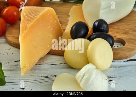 Différents fromages sur table. Produits laitiers frais. Sélection de fromages sur une table en bois, Gourmet Banque D'Images