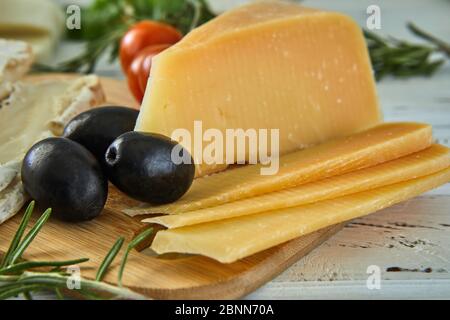 Différents fromages sur table. Produits laitiers frais. Sélection de fromages sur une table en bois, Gourmet Banque D'Images