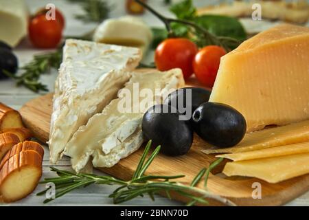 Différents fromages sur table. Produits laitiers frais. Sélection de fromages sur une table en bois, Gourmet Banque D'Images