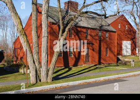 Jefferds Tavern à York, Maine pendant les mois d'automne. Construite en 1750, cette taverne était située à l'origine à Wells, dans le Maine. En 1941, il a été transféré à Yo Banque D'Images