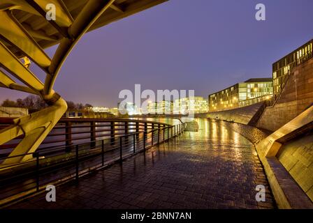 Vue sur la Spree, Hauptbahnhof, coloration des feuilles, quartier du gouvernement, Berlin, Allemagne Banque D'Images