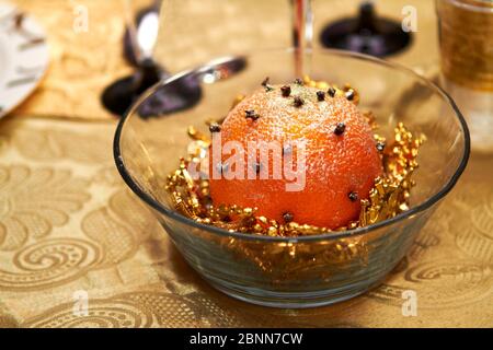 Dessert du nouvel an, sous forme d'ornements sur l'arbre de Noël Banque D'Images