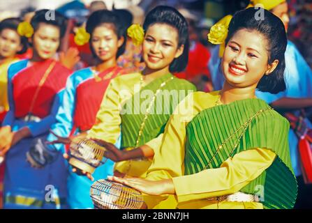 Thai Girls exécutant la danse locale, King Narai Reign Fair, Lophuri, Thaïlande, Asie Banque D'Images