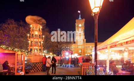 Pyramide de Noël, Rotes Rathaus, marché de Noël, heure bleue, Alexanderplatz, Marienkirche, Berlin, Allemagne Banque D'Images