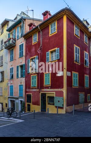 Vieux bâtiments typiques de la vieille ville de Nice (vieux Nice), France Banque D'Images