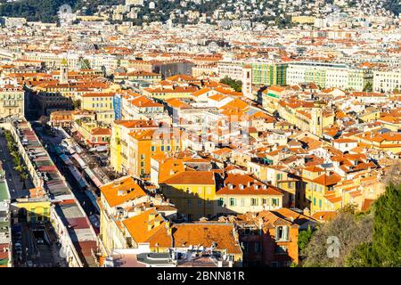 Vue panoramique aérienne de la vieille ville de Nice vue depuis la colline du Château, France Banque D'Images