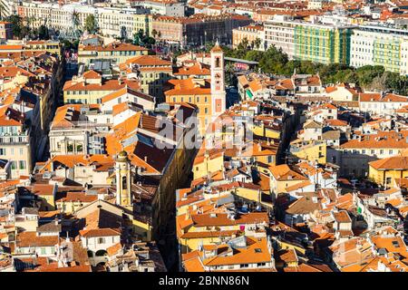 Les toits colorés de la vieille ville de Nice vus d'en haut à la colline du Château, France Banque D'Images