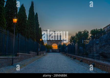 Via Sacra et Arco di Tito au coucher du soleil (rue Sacrée et Arche de Titus) Banque D'Images