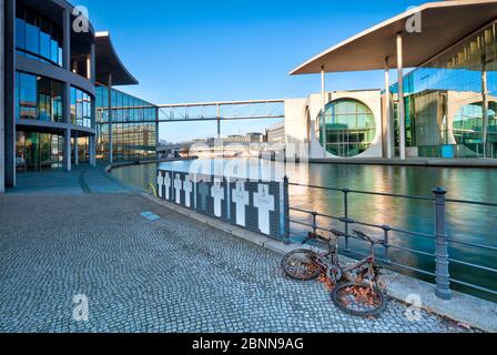 Vue sur la Spree, Paul-Löbe-Haus, Marie-Elisabeth-Lüders-Haus, mémorial des victimes du mur de Berlin, Bundestag, quartier du gouvernement, Berlin, Allemagne Banque D'Images