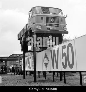 Le camion polyvalent IFA W 50L, construit à l'usine automobile de Ludwigsfelde depuis 1965, a été exposé au salon du printemps 1966 à Leipzig Banque D'Images