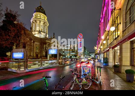 U Bahn Stadtmitte, Deutscher Dom, Hilton Berlin, hôtel, Gendarmenmarkt, heure bleue, Berlin, Allemagne Banque D'Images