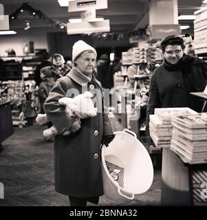 Clients du nouveau grand magasin de consommation de Bruehl, situé dans la Richard-Wagner-Strasse, dans le centre de Leipzig, en 1968. Banque D'Images