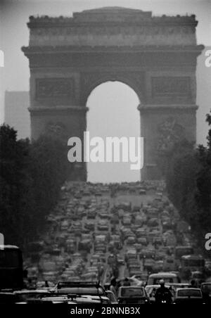 AJAXNETPHOTO. 1982. PARIS, FRANCE. - SITE TOURISTIQUE - L'ARC DE TRIOMPHE AU SOMMET DU CHAMP ELYSEE BLOQUÉ AVEC LA CIRCULATION. PHOTO:JONATHAN EASTLAND/AJAX REF:823005 28 Banque D'Images