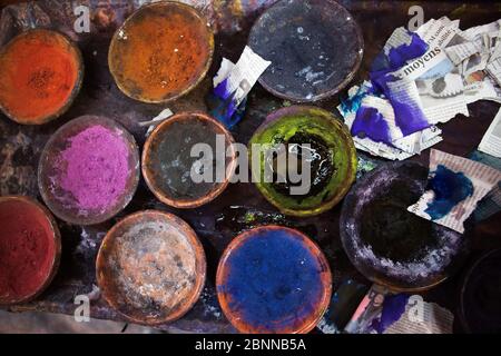 Teintures colorées de pigments dans les bols, Marrakech, Maroc Banque D'Images