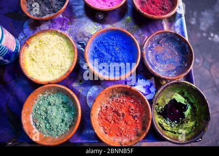 Teintures colorées de pigments dans les bols, Marrakech, Maroc Banque D'Images