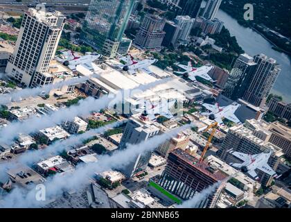 L'escadron de démonstration aérienne de la US Air Force, les Thunderbirds survolent en formation au-dessus du centre-ville d'Austin, pendant l'avion fort de l'Amérique le 13 mai 2020 à Austin, Texas. America Strong est un hommage de la Marine et de l'Armée de l'Air pour reconnaître les travailleurs de la santé, les premiers intervenants et d'autres membres du personnel essentiel dans un spectacle de solidarité nationale pendant la pandémie COVID-19. Banque D'Images