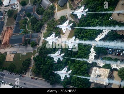 L'escadron de démonstration aérienne de la US Air Force, les Thunderbirds survolent en formation au-dessus du centre-ville d'Austin, pendant l'avion fort de l'Amérique le 13 mai 2020 à Austin, Texas. America Strong est un hommage de la Marine et de l'Armée de l'Air pour reconnaître les travailleurs de la santé, les premiers intervenants et d'autres membres du personnel essentiel dans un spectacle de solidarité nationale pendant la pandémie COVID-19. Banque D'Images