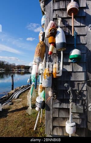 Des bouées pendent d'un hangar au quai John Hancock de York, dans le Maine. Banque D'Images