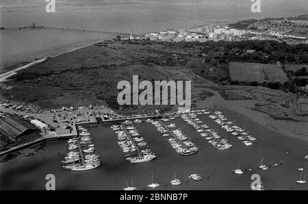 AJAXNETPHOTO. 1979. HAMBLE POINT, ANGLETERRE. - LA MECQUE DU YACHTING - MARINA AMARRES À L'EMBOUCHURE DE LA RIVIÈRE TOM SOPWITH PHILANTE PEUT ÊTRE VU AMARRÉ BAS CENTRE..PHOTO:JONATHAN EASTLAND/AJAX REF:1979 5056 Banque D'Images