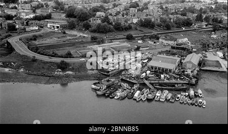 AJAXNETPHOTO. 1979. ST.DENYS, SOUTHAMPTON, ANGLETERRE. - CHANTIER NAVAL DE LA RIVIÈRE ITCHEN - VUE AÉRIENNE DU CHANTIER NAVAL DE BELSIZE AVEC PONT EN FER À CHEVAL ACCROISSANT LA LIGNE FERROVIAIRE PRINCIPALE DE SOUTHAMPTON. LE SITE DE BOATYARD EST MAINTENANT LE LOGEMENT RÉSIDENTIEL QUAY 2000. PHOTO:JONATHAN EASTLAND/AJAX REF:9061 Banque D'Images