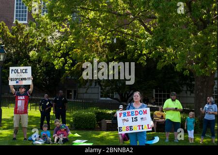 Annapolis, Maryland, États-Unis. 15 mai 2020. Des centaines de personnes assistent à une manifestation de réouverture dans le Maryland sur le terrain de l'État du Maryland à Annapolis, au Maryland, le vendredi 15 mai 2020. Le gouverneur du Maryland Larry Hogan met en œuvre la phase 1 du calendrier de reprise économique COVID-19 du Maryland à 17 h, heure normale de l'est aujourd'hui. (Photo de Rod Lamkey Jr./SIPA USA) crédit: SIPA USA/Alay Live News Banque D'Images