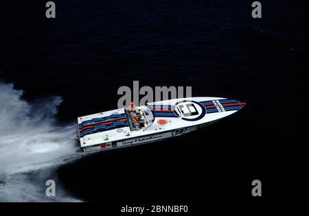 AJAXNETPHOTO. AOÛT 1973. SOLENT, ANGLETERRE, - BATEAU DE COURSE - DON ARONAW A CONÇU UN BATEAU DE MOTEUR SEC MARTINI CONDUIT PAR L'ITALIEN CARLO BONOMI EN COMPÉTITION DANS LE CLASSIQUE OFFSHORE QUOTIDIEN EXPRESS & EMBASSY COWES TORQUAY COWES CLASSIQUE. PHOTO:JONATHAN EASTLAND/AJAX REF:906033 008 Banque D'Images