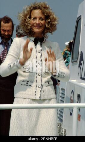 AJAXNETPHOTO. 1985. HAMBLE POINT, ANGLETERRE. - SMILING PRINCESS - S.A.R. LA PRINCESSE MICHAEL DE KENT (NOM COMPLET; MARIE CHRISTINE ANNA AGNES HEDWIG IDA VON REIBNITZ), PHOTOGRAPHE À BORD DU BATEAU DE MOTEUR CHALLENGER VIRGIN ATLANTIC DE RICHARD BRANSON QUE LA PRINCESSE A INSPECTÉ AVEC SON MARI LE PRINCE MICHAEL DE KENT (À GAUCHE) APRÈS AVOIR NOMMÉ LE NAVIRE. PHOTO:JONATHAN EASTLAND/AJAX REF:980438 3 2 Banque D'Images