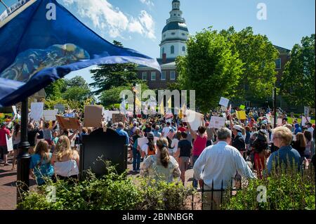 Annapolis, Maryland, États-Unis. 15 mai 2020. Des centaines de personnes assistent à une manifestation de réouverture dans le Maryland sur le terrain de l'État du Maryland à Annapolis, au Maryland, le vendredi 15 mai 2020. Le gouverneur du Maryland Larry Hogan met en œuvre la phase 1 du calendrier de reprise économique COVID-19 du Maryland à 17 h, heure normale de l'est aujourd'hui. (Photo de Rod Lamkey Jr./SIPA USA) crédit: SIPA USA/Alay Live News Banque D'Images