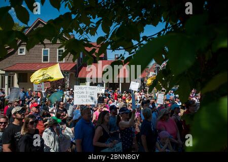 Annapolis, Maryland, États-Unis. 15 mai 2020. Des centaines de personnes assistent à une manifestation de réouverture dans le Maryland sur le terrain de l'État du Maryland à Annapolis, au Maryland, le vendredi 15 mai 2020. Le gouverneur du Maryland Larry Hogan met en œuvre la phase 1 du calendrier de reprise économique COVID-19 du Maryland à 17 h, heure normale de l'est aujourd'hui. (Photo de Rod Lamkey Jr./SIPA USA) crédit: SIPA USA/Alay Live News Banque D'Images