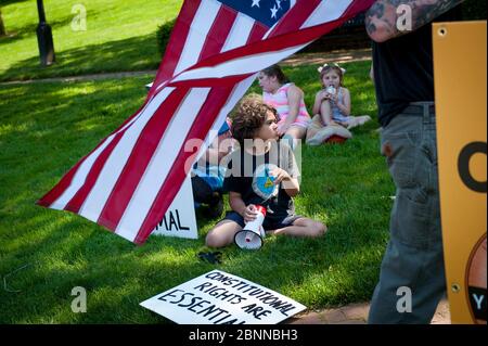 Annapolis, Maryland, États-Unis. 15 mai 2020. Des centaines de personnes assistent à une manifestation de réouverture dans le Maryland sur le terrain de l'État du Maryland à Annapolis, au Maryland, le vendredi 15 mai 2020. Le gouverneur du Maryland Larry Hogan met en œuvre la phase 1 du calendrier de reprise économique COVID-19 du Maryland à 17 h, heure normale de l'est aujourd'hui. (Photo de Rod Lamkey Jr./SIPA USA) crédit: SIPA USA/Alay Live News Banque D'Images