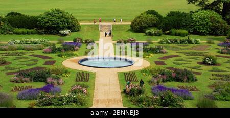 Mise en scène - les jardiniers s'occupent du parterre du jardin fleuri à Audley End, une maison historique dans l'Essex Banque D'Images