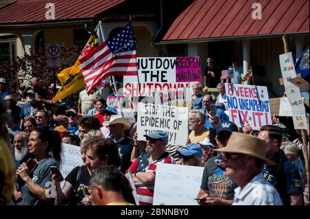 Annapolis, Maryland, États-Unis. 15 mai 2020. Des centaines de personnes assistent à une manifestation de réouverture dans le Maryland sur le terrain de l'État du Maryland à Annapolis, au Maryland, le vendredi 15 mai 2020. Le gouverneur du Maryland Larry Hogan met en œuvre la phase 1 du calendrier de reprise économique COVID-19 du Maryland à 17 h, heure normale de l'est aujourd'hui. (Photo de Rod Lamkey Jr./SIPA USA) crédit: SIPA USA/Alay Live News Banque D'Images