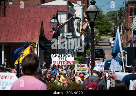 Annapolis, Maryland, États-Unis. 15 mai 2020. Des centaines de personnes assistent à une manifestation de réouverture dans le Maryland sur le terrain de l'État du Maryland à Annapolis, au Maryland, le vendredi 15 mai 2020. Le gouverneur du Maryland Larry Hogan met en œuvre la phase 1 du calendrier de reprise économique COVID-19 du Maryland à 17 h, heure normale de l'est aujourd'hui. (Photo de Rod Lamkey Jr./SIPA USA) crédit: SIPA USA/Alay Live News Banque D'Images