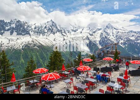 France, Chamonix, fin mai, station de haut de Plan Praz telecabine (gondole), brasserie, restaurant, terrasse Banque D'Images