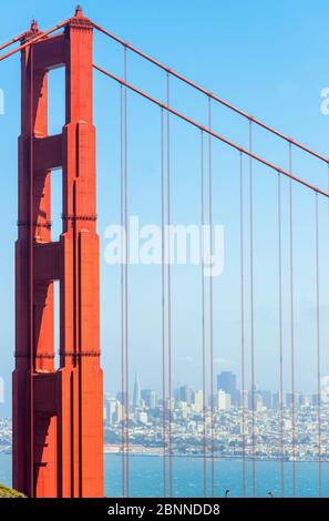 Vue sur le Golden Gate Bridge et le quartier financier, San Francisco, Californie, États-Unis Banque D'Images