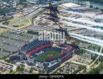 Nashville, États-Unis. 14 mai 2020. L'escadron de démonstration aérienne de la marine américaine, les Blue Angels, survole le stade Titans, pendant l'avion fort de l'Amérique le 14 mai 2020 à Nashville, Tennessee. America Strong est un hommage de la Marine et de l'Armée de l'Air pour reconnaître les travailleurs de la santé, les premiers intervenants et d'autres membres du personnel essentiel dans un spectacle de solidarité nationale pendant la pandémie COVID-19. Crédit : Cody Hendrix/États-Unis Navy/Alay Live News Banque D'Images