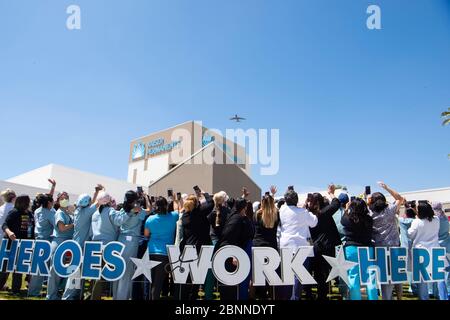 Moreno Valley, États-Unis. 14 mai 2020. Les premiers intervenants et le personnel médical agissent et applaudissent tandis qu'un KC-135 de la U.S. Air Force survole la foule au centre médical Kaiser permanente, pendant la forte survol de l'Amérique le 14 mai 2020 dans la vallée de Moreno, en Californie. America Strong est un hommage de la Marine et de l'Armée de l'Air pour reconnaître les travailleurs de la santé, les premiers intervenants et d'autres membres du personnel essentiel dans un spectacle de solidarité nationale pendant la pandémie COVID-19. Crédit : Keith James/États-Unis Navy/Alay Live News Banque D'Images