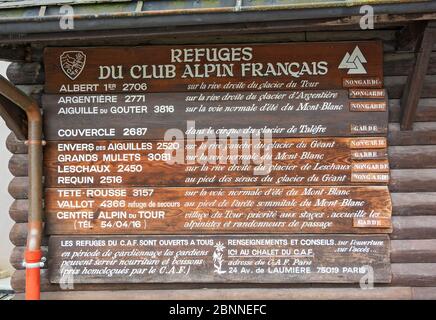 France, Chamonix, fin mai, Club APIN Francais (club alpin français), panneau d'information sur les refuges de montagne Banque D'Images