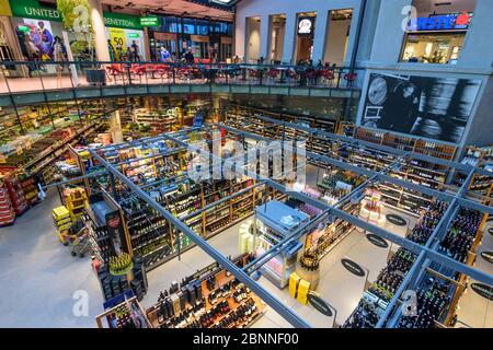 Wien, Vienne: Section viticole, shoppers, femme, hypermarché Interspar, magasin de nourriture, dans le centre commercial du 19 ème trimestre. Döbling, Wien, Autriche Banque D'Images